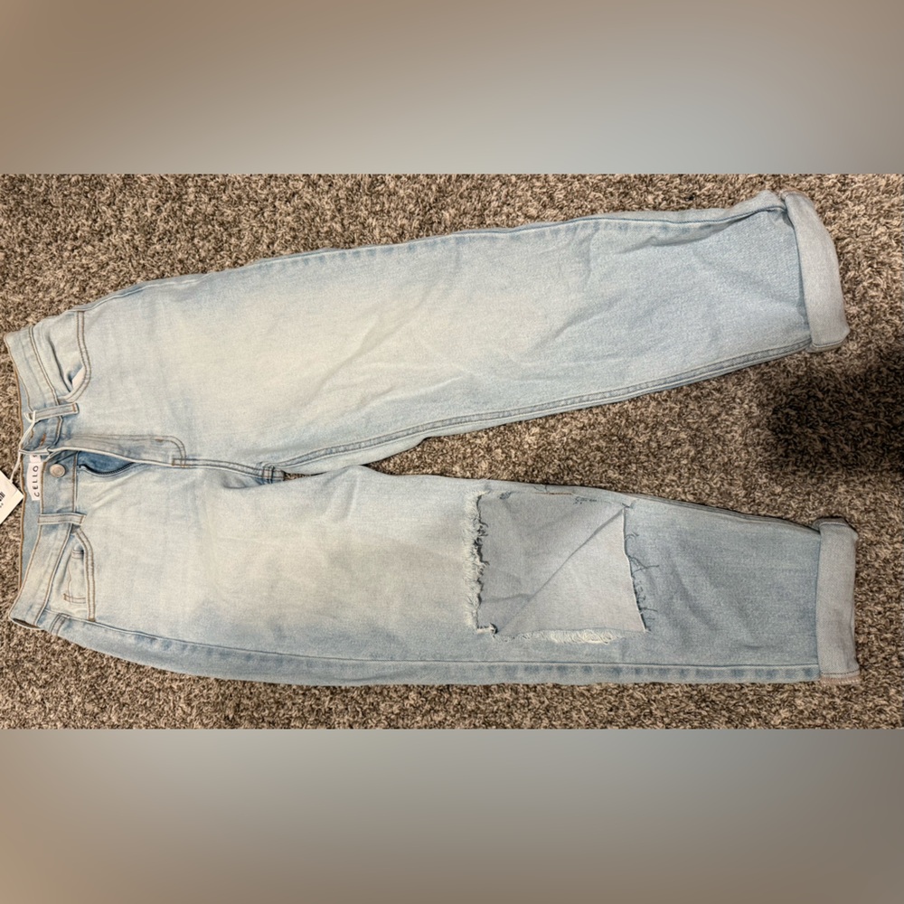 Cello Jean size 9 NWT. Distressed.